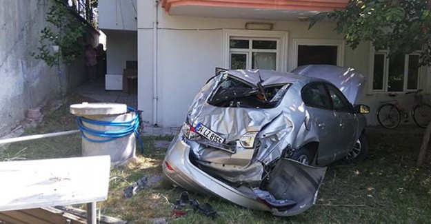 Beylikdüzü'nde Araç Evin Bahçesine Uçtu