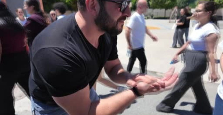 Beylikdüzü'nde bir veli, sınavdan çıkan çocuğunu çiçeklerle karşıladı