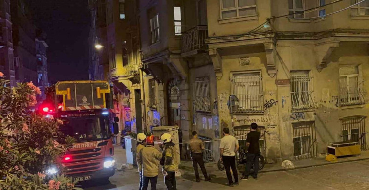 Beyoğlu'nda binada kısmi çökme meydana geldi, sakinler tahliye edildi