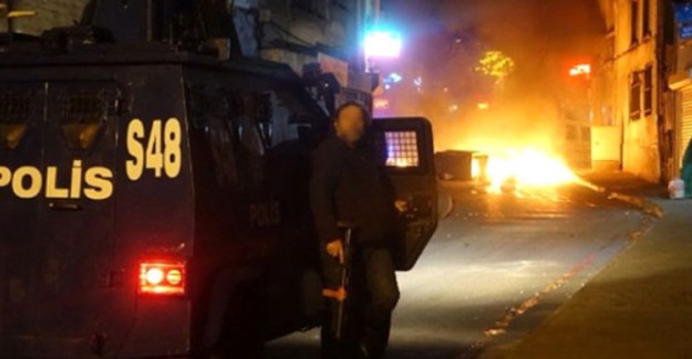 Beyoğlu'nda Bir Grup Trafiği Kesip Çöp Konteynırlarını Yaktı