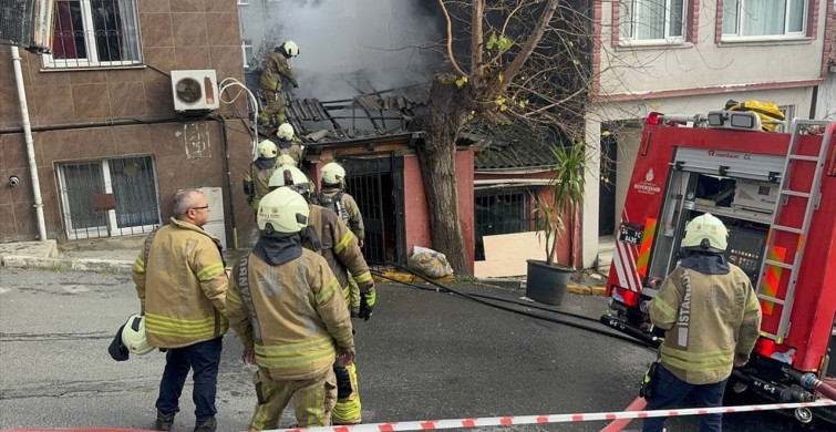 Beyoğlu'nda Gecekonduda Yangın: 2 Kişi Dumandan Etkilendi
