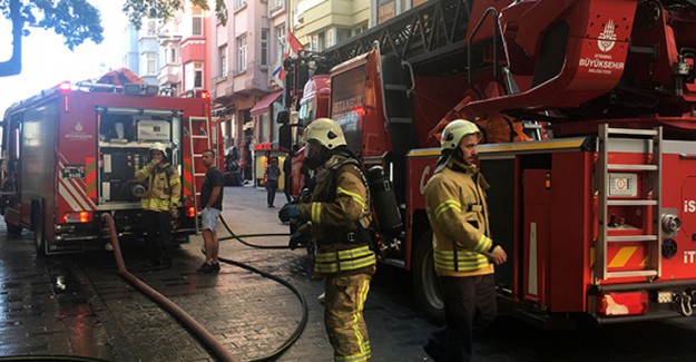 Beyoğlu'nda Korkutan Yangın ! 