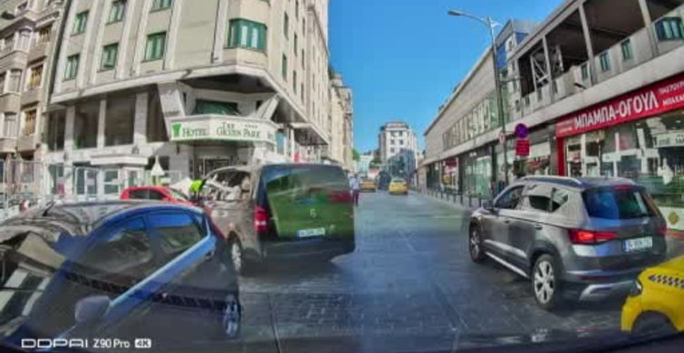 Beyoğlu'nda yol verme tartışması: motosikletli sürücü tehdide başvurdu