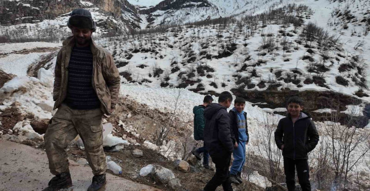 Beytüşşebap'tan Anlamlı Destek: Çocuklar İşçilere Yemek Taşıyor