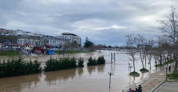 Biga'da Kocabaş Çayı Taştı: Otopark Sular Altında