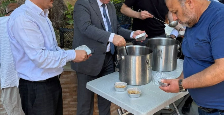 Bilecik İl Müftüsü Ahmet Dilek aşure dağıttı