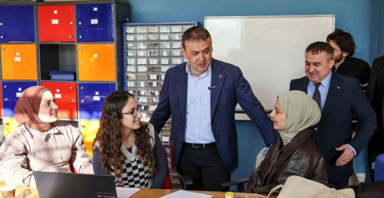 Bilecik Valisi Faik Oktay Sözer Gençlik Merkezi’ni Ziyaret Etti