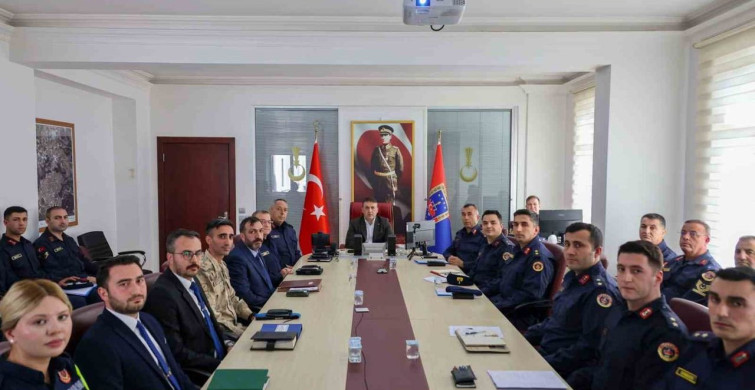 Bilecik Valisi Faik Oktay Sözer, İl Jandarma Komutanlığı’nda İncelemelerde Bulundu