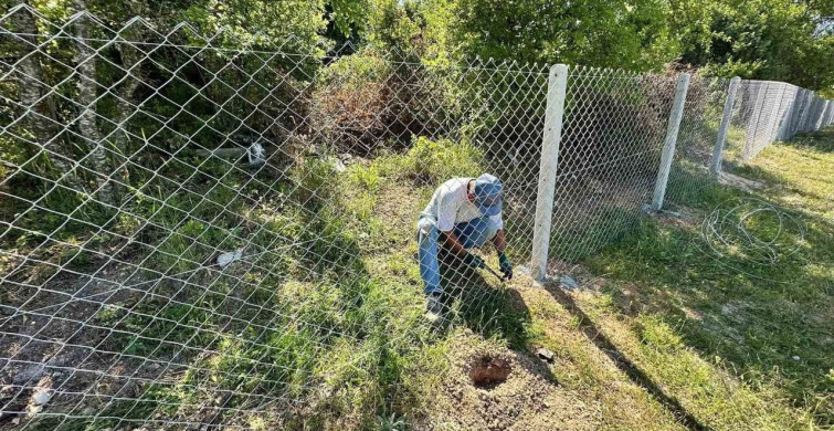 Bilecik’in Osmaneli ilçesinde mezarlıkta çit ve düzenleme çalışması