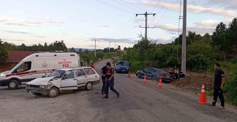 Bilecik'in yenipazar ilçesinde iki otomobil çarpıştı: 10 yaralı