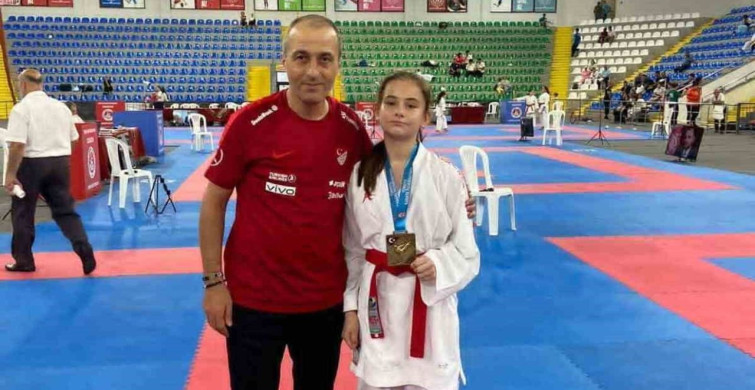 Bilecikli Karateci Kübra Beril Culfa Gümüş Madalyanın Sahibi Oldu