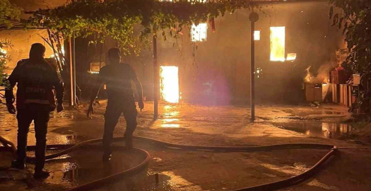 Bilecik'te ahşap evde çıkan yangın komşu evi de etkiledi