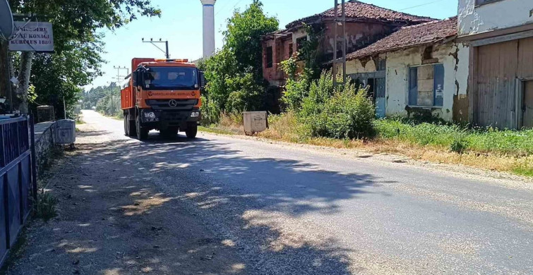 Bilecik’te aşırı sıcaklar asfaltı eritti, ekipler harekete geçti