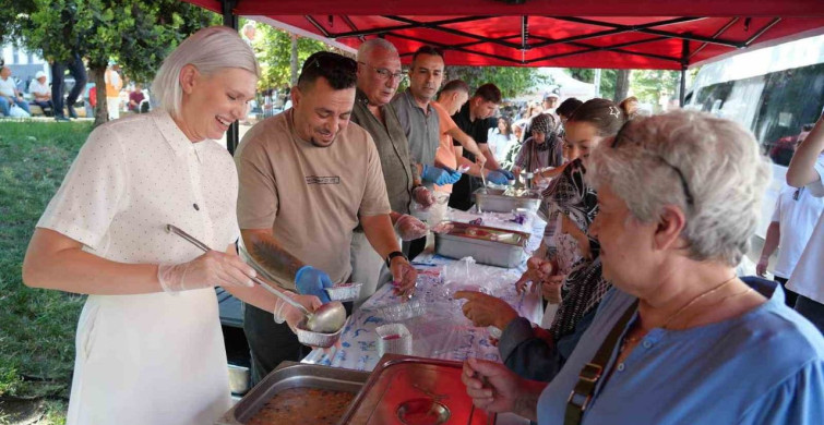 Bilecik'te binlerce kişiye aşure dağıtıldı