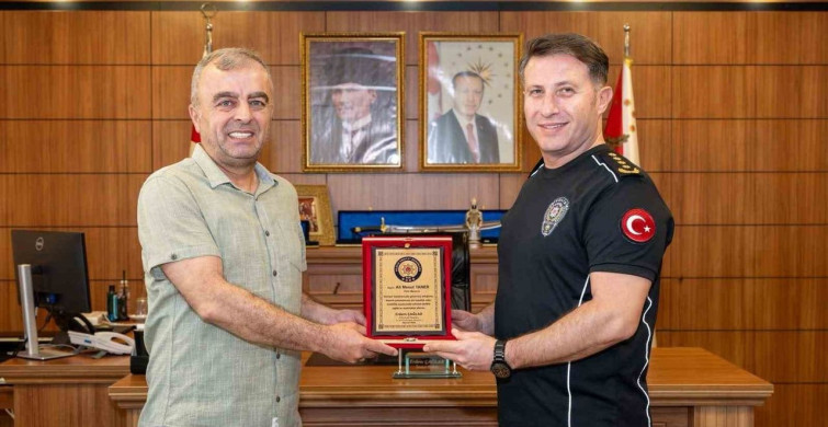 Bilecik'te emekli olan polis memuru Ali Mesut Taner'e plaket takdim edildi