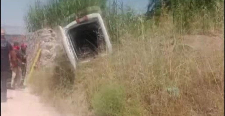 Bilecik'te istinat duvarına çarpan hafif ticari araç yan yattı: 1 yaralı