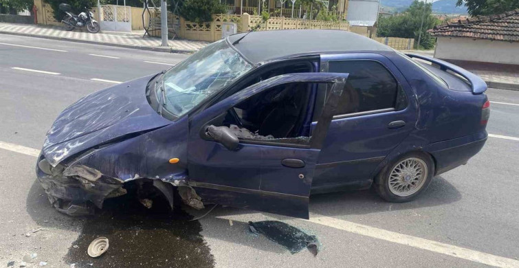 Bilecik'te kontrolden çıkan otomobil bahçe duvarına ve eve çarptı