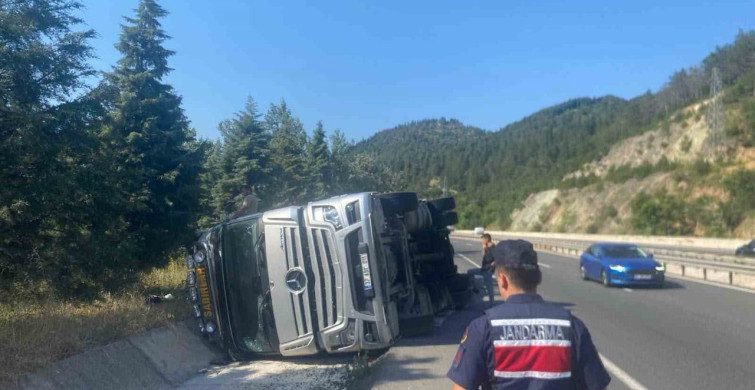 Bilecik’te kontrolden çıkan tır yan yattı