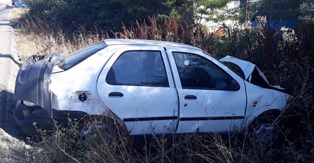 Bilecik’te Otomobil Bariyerlere Çarptı; 4 Yaralı