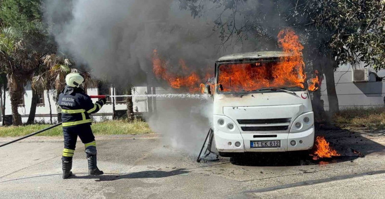 Bilecik'te park halindeki minibüs alev aldı, 2 araçta hasar oluştu