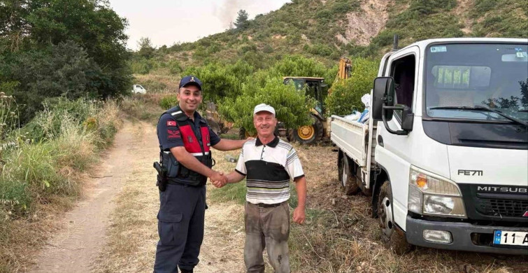 Bilecik'te patlayan boru, kamyoneti dere içinde mahsur bıraktı