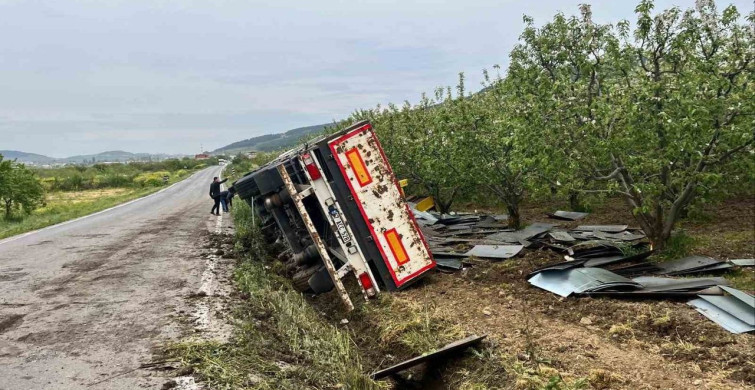 Bilecik'te Tır Devrildi, Sürücü Kurtuldu