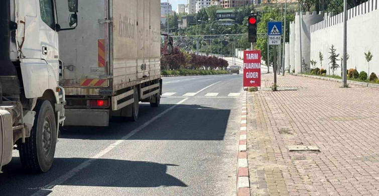 Bilecik'te Trafik Işıklarına Asılan Reklamlar Tepki Çekti