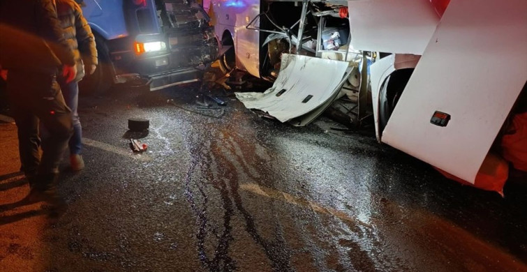 Bilecik'te Tur Otobüsü ile Tır Çarpıştı