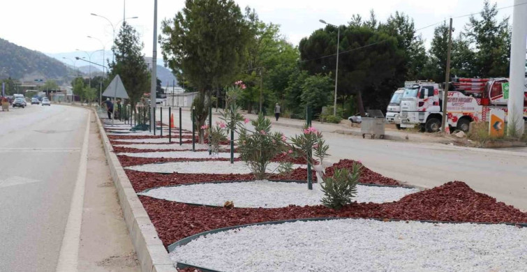 Bilecik'te yaya güvenliği için orta refüjlere demir çit monte edildi