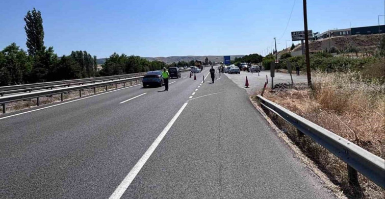 Bilecik'te yol kontrol noktasında 445 şahıs ve bin 235 sürücü sorgulandı