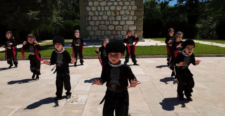 Bilecik'teki anaokulu öğrencileri kazak türklerinin geleneksel kıyafetleriyle kartal dansı sergiledi