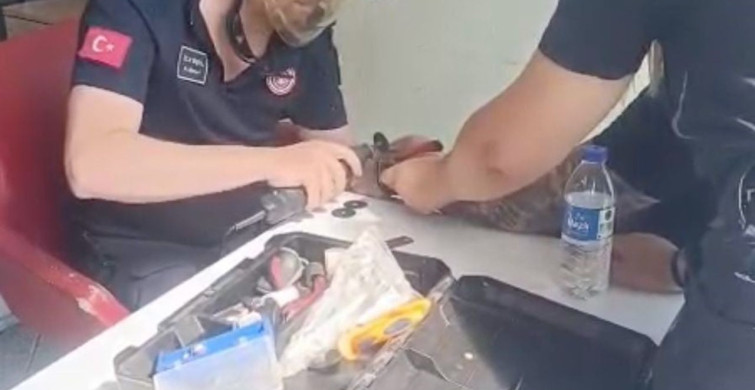 Bileğinde sıkışan kelepçe itfaiyenin müdahalesiyle çıkartıldı