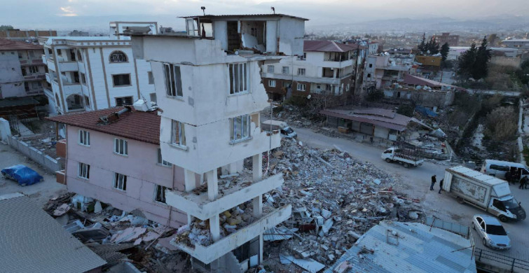 Binadaki görüntü kan dondurdu: Kolonları tuğladan inşa etmişler