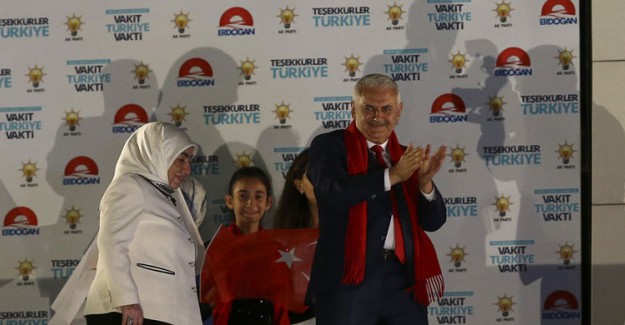 Binali Yıldırım Balkon Konuşması Yaptı