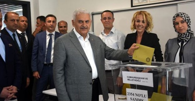 Binali Yıldırım'dan Sandıklar Kapatıldıktan Sonra İlk Açıklama