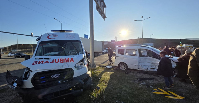 Bingöl'de Ambulans ile Ticari Araç Çarpıştı