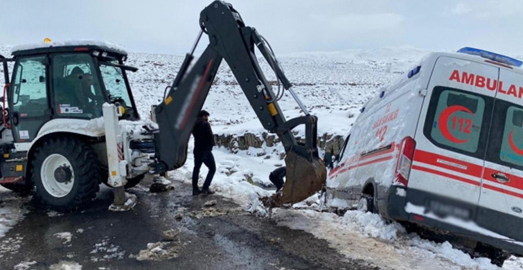 Bingöl'de Ambulans Kara Saplandı