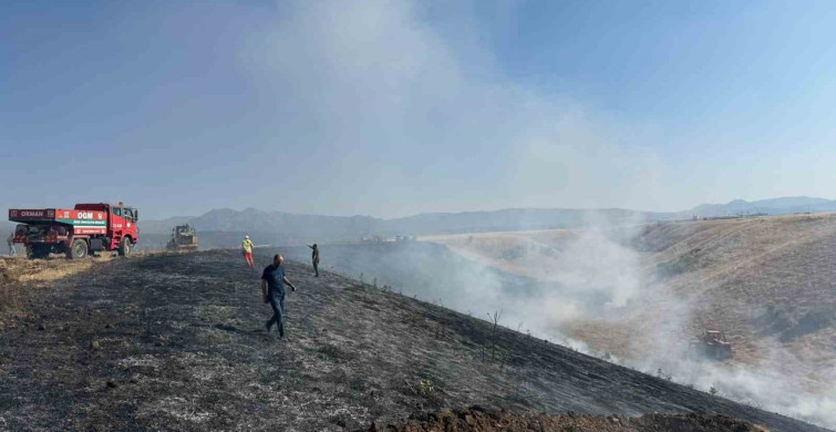 Bingöl'de arazi yangını: Bin dönüm buğday tarlası küle döndü