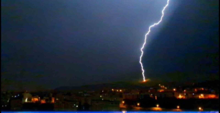 Bingöl'de Gece Yaşanan Şimşek ve Yıldırım Manzaraları