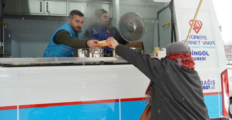 Bingöl'de Hasta Yakınlarına Sıcak Çorba İkramı