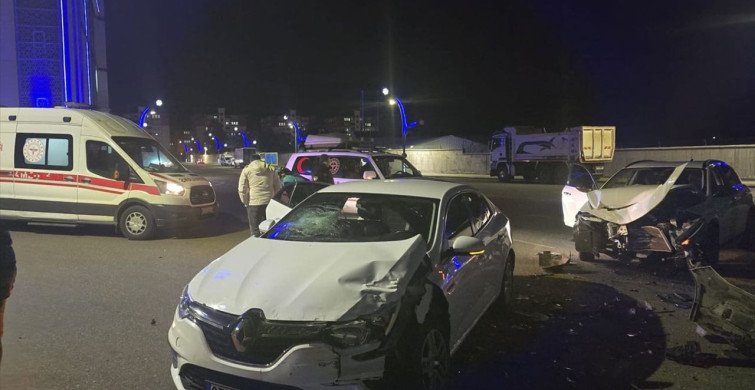 Bingöl'de İki Araç Kaza Yaptı, 4 Yaralı