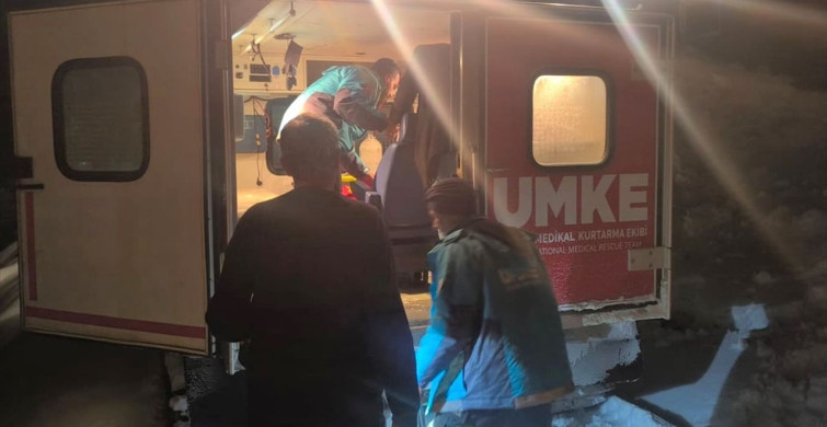 Bingöl'de Kapanan Yolda Hastaya UMKE Müdahalesi