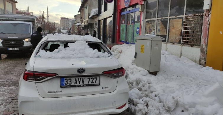 Bingöl'de Kar Kütlesinin Düşüşü Güvenlik Kamerasında Görüntülendi