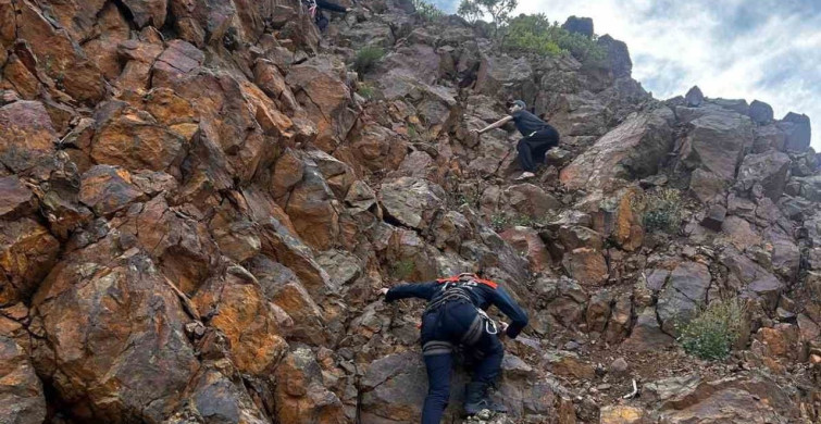Bingöl'de Kayalıklarda Mahsur Kalan İki Vatandaş Kurtarıldı