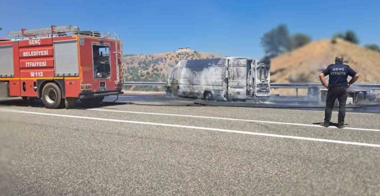 Bingöl'de klima yüklü kamyonet alev alev yandı