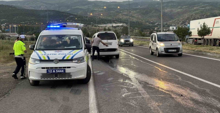 Bingöl'de Lastiği Patlayan Araç Refüjdeki Direği Devrildi