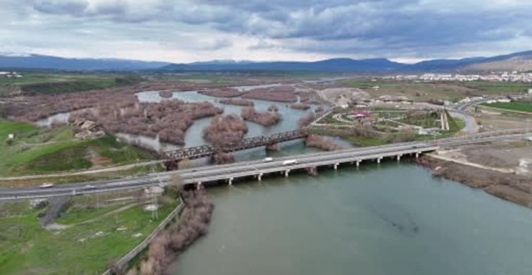 Bingöl'de Murat Nehri'nde Debi Yükseldi: Tarihi Manzaralar Ortaya Çıktı