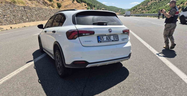 Bingöl'de otomobil bariyerlere çarptı, 4 yaralı
