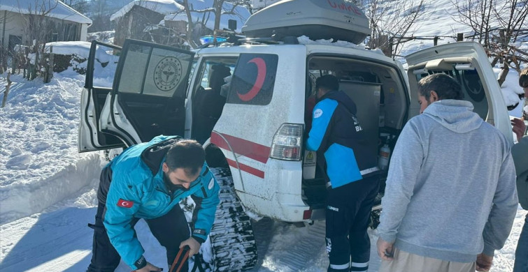 Bingöl'de Paletli Ambulans ile 100 Yaşındaki Hasta Hastaneye Ulaştırıldı