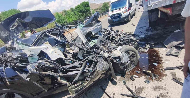 Bingöl’de park halindeki tıra çarpan otomobilde 1 yaralı